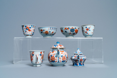 Een collectie voornamelijk Chinees theegoed in blauw-wit, ijzerrood en verguld porselein, Kangxi en later