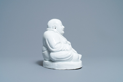 Une figure de Bouddha en porcelaine blanc de Chine de Dehua, Kangxi