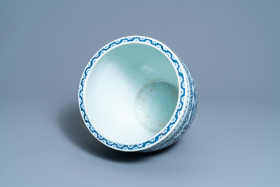 A Chinese blue and white fish bowl, 19th C.