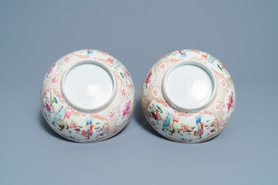 Une paire de bols en porcelaine de Chine famille rose &agrave; d&eacute;cor mandarin, Qianlong