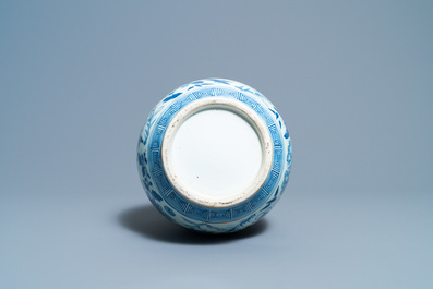 Un vase de forme double gourde en porcelaine de Chine en bleu et blanc, 19&egrave;me