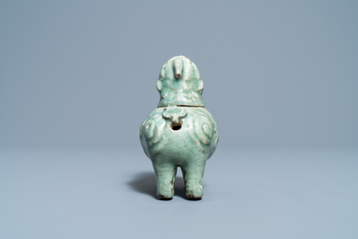 Een Chinese Longquan celadon 'luduan' wierookbrander, Ming