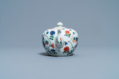 Een Chinese famille verte theepot met antiquiteiten, Kangxi