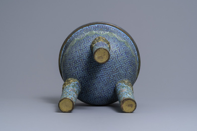 Un grand br&ucirc;le-parfum tripod couvert en &eacute;maux cloisonn&eacute;s, Chine, Qianlong