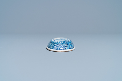 Un dos de brosse en fa&iuml;ence de Delft en bleu et blanc &agrave; d&eacute;cor d'une couturi&egrave;re, 18&egrave;me