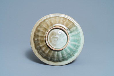 Une assiette en porcelain de Chine c&eacute;ladon &agrave; d&eacute;cor de deux poissons, Song/Yuan