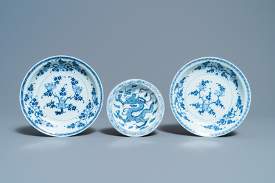 Six plats et assiettes en porcelaine de Chine en bleu et blanc, Kangxi et apr&egrave;s