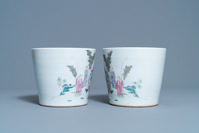 Une paire de jardini&egrave;res et un plat &agrave; fond c&eacute;ladon en porcelaine de Chine famille rose, 19&egrave;me