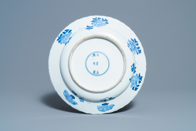 Zes Chinese blauw-witte borden en schotels, Kangxi en later