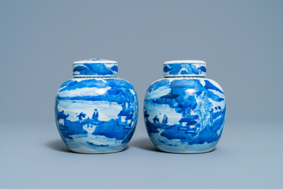 Une paire de pots couverts en porcelaine de Chine en bleu et blanc et une paire de vases famille rose, 19&egrave;me