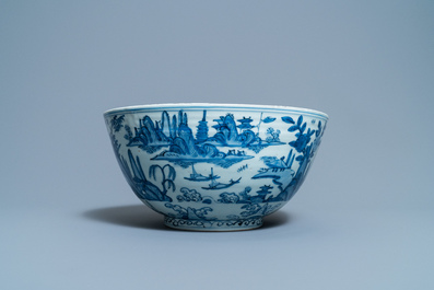 Un grand bol en porcelaine de Chine en bleu et blanc &agrave; d&eacute;cor d'un paysage fluvial, Ming