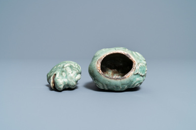 Een Chinese Longquan celadon 'luduan' wierookbrander, Ming