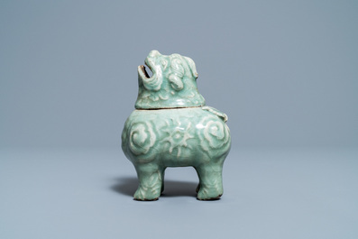 Een Chinese Longquan celadon 'luduan' wierookbrander, Ming