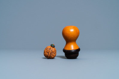 Six noyaux de fruits sculpt&eacute;s, une tabati&egrave;re en noyer et une bo&icirc;te &agrave; grillons en gourde s&eacute;ch&eacute;e, Chine, 19/20&egrave;me