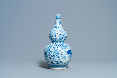 Un vase de forme double gourde en porcelaine de Chine en bleu et blanc, 19&egrave;me