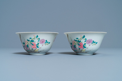 Une paire de bols en porcelaine de Chine famille rose &agrave; d&eacute;cor de faisans, marque de Qianlong, R&eacute;publique