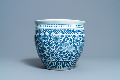 A Chinese blue and white fish bowl, 19th C.