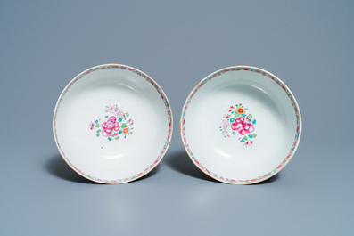 Une paire de bols en porcelaine de Chine famille rose &agrave; d&eacute;cor mandarin, Qianlong