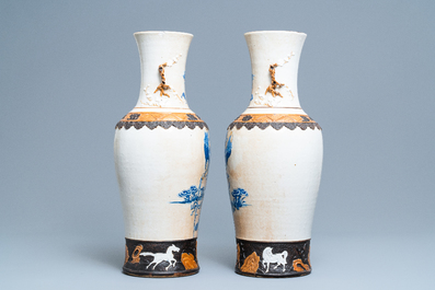 Une paire de vases en porcelaine de Chine dite 'de Nankin' figurant Li Tieguai, 19&egrave;me