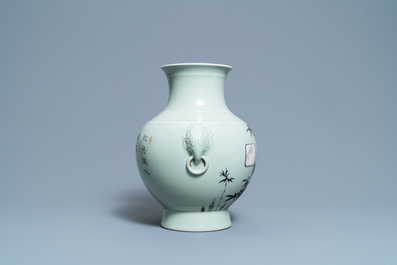 Un vase de forme 'hu' en porcelaine de Chine c&eacute;ladon &agrave; d&eacute;cor de branches de bambou, marque de Qianlong, 20&egrave;me