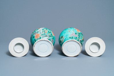 Une paire de vases couverts en porcelaine de Chine famille verte &agrave; fond turquoise, 19&egrave;me