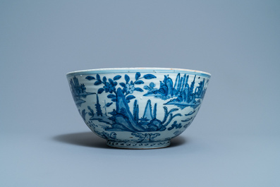 Un grand bol en porcelaine de Chine en bleu et blanc &agrave; d&eacute;cor d'un paysage fluvial, Ming