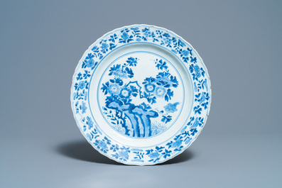 Six plats et assiettes en porcelaine de Chine en bleu et blanc, Kangxi et apr&egrave;s