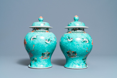 Une paire de vases couverts en porcelaine de Chine famille verte &agrave; fond turquoise, 19&egrave;me