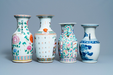Trois vases en porcelaine de Chine famille rose et un en bleu et blanc, 19&egrave;me