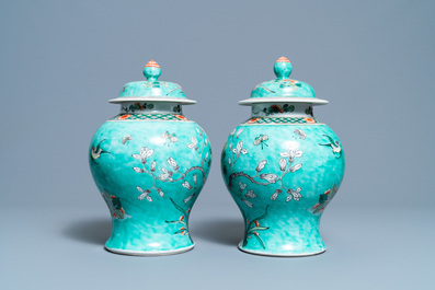 Een paar Chinese famille verte dekselvazen met turquoise fondkleur, 19e eeuw