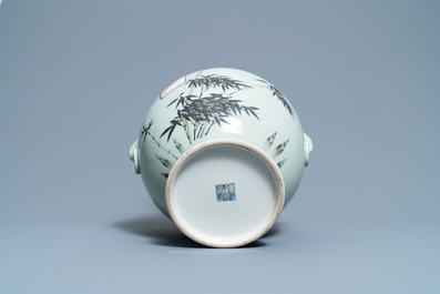 Un vase de forme 'hu' en porcelaine de Chine c&eacute;ladon &agrave; d&eacute;cor de branches de bambou, marque de Qianlong, 20&egrave;me