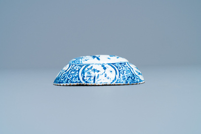 Un dos de brosse en fa&iuml;ence de Delft en bleu et blanc &agrave; d&eacute;cor d'une chinoiserie, 18&egrave;me