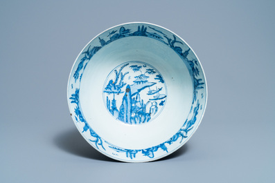 Un grand bol en porcelaine de Chine en bleu et blanc &agrave; d&eacute;cor d'un paysage fluvial, Ming