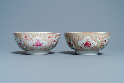 Une paire de bols en porcelaine de Chine famille rose &agrave; d&eacute;cor mandarin, Qianlong