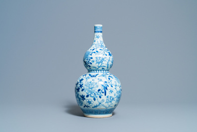 Un vase de forme double gourde en porcelaine de Chine en bleu et blanc, 19&egrave;me