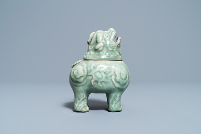 Een Chinese Longquan celadon 'luduan' wierookbrander, Ming