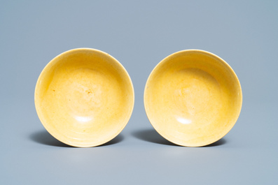 Une paire de bols en porcelaine de Chine jaune monochrome, marque et &eacute;poque de Jiajing