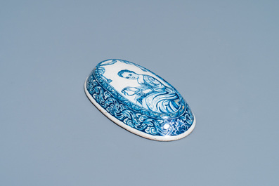 Un dos de brosse en fa&iuml;ence de Delft en bleu et blanc &agrave; d&eacute;cor d'une couturi&egrave;re, 18&egrave;me