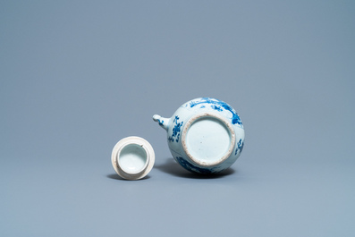 Une grande verseuse &agrave; vin couverte en porcelaine de Chine en bleu et blanc, &eacute;poque Transition