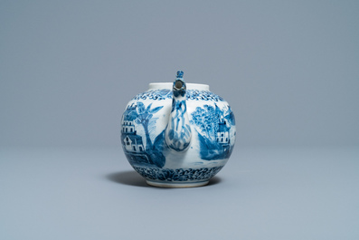 Een Chinese blauw-witte theepot met figuren in een landschap, 19e eeuw