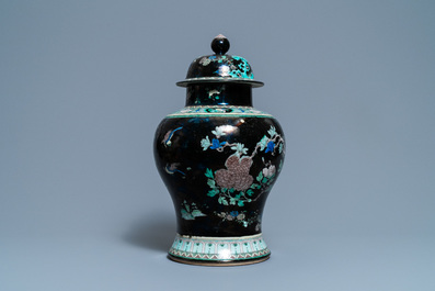 Un vase couvert en porcelaine de Chine famille noire, 19&egrave;me