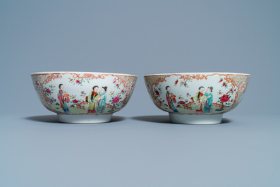 Une paire de bols en porcelaine de Chine famille rose &agrave; d&eacute;cor mandarin, Qianlong