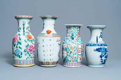 Drie Chinese famille rose vazen en een blauw-witte vaas, 19e eeuw