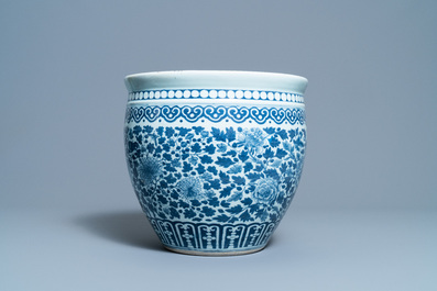 A Chinese blue and white fish bowl, 19th C.