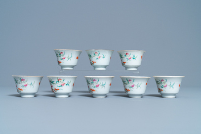 Huit bols en porcelaine de Chine famille rose &agrave; d&eacute;cor de neufs p&ecirc;ches, marque de Hui Tong Zhen Pin, 19/20&egrave;me