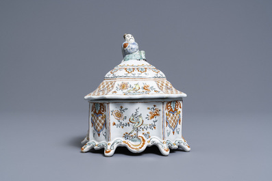 Une bo&icirc;te &agrave; tabac couverte en fa&iuml;ence de Delft polychrome petit feu, 18&egrave;me