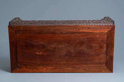 Een Chinese huanghuali houten 'kangzhuo' tafel, 18e eeuw