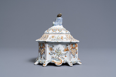 Een Delftse polychrome petit feu tabaksdoos met een zittende Chinees, 18e eeuw