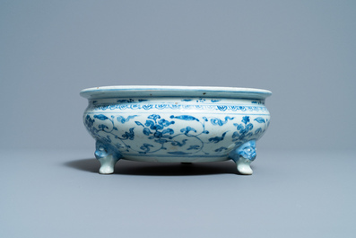 Een Chinese blauw-witte driepotige wierookbrander met floraal decor, Ming