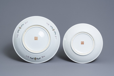 Deux plats en porcelaine de Chine famille rose, marque de Qianlong, R&eacute;publique